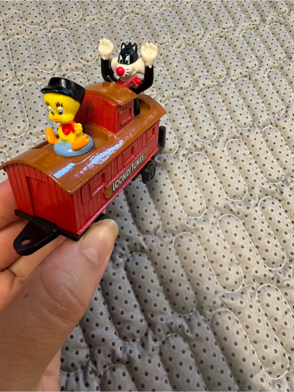 VTG 1989 Warner Bros. Red Looney Tunes Train Car with Tweety & Sylvester Figures